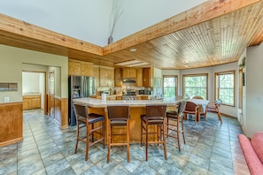 Fridge, microwave, oven, stovetop - Mountainside home, dog-friendly, fireplace, washer/dryer & WiFi (North Fork)