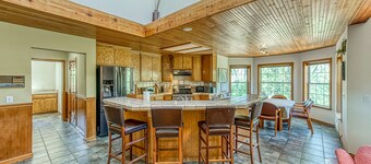 Mountainside home, dog-friendly, fireplace, washer/dryer & WiFi