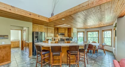 Mountainside home, dog-friendly, fireplace, washer/dryer & WiFi