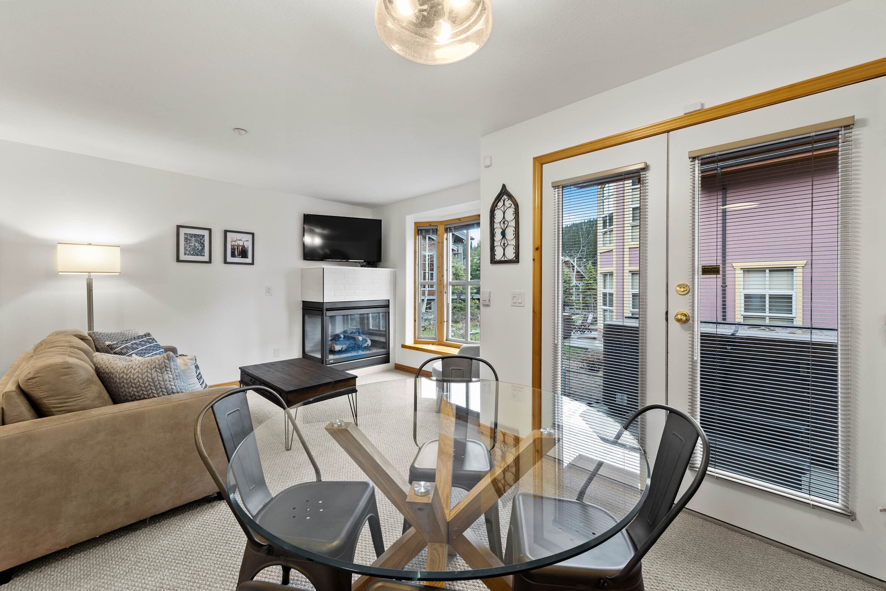 Televisio, takka, kirjoja