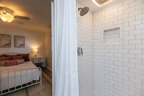 Een douche, handdoeken