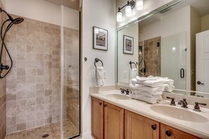 Shower, hair dryer, towels - Stunning Home with Screened Porch in North Beach Resort & Villas - 500 Yards to Pools/Beach (North Myrtle Beach)