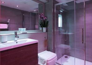 تجهيزات دش، مجففات شعر، مناشف، صابون