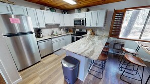 Kjøleskap, mikrobølgeovn, ovn og kokeplater