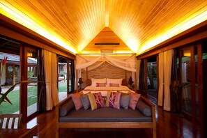 5 عدّة غرف نوم وخزنة داخل الغرفة ومكتب وواي فاي