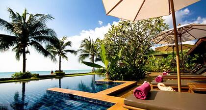 Baan Phulay Luxury Beachfront Villa sijaitsee suoraan Lipa Noi Beach Koh Samui