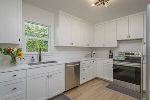 Kjøleskap, mikrobølgeovn, ovn og kokeplater