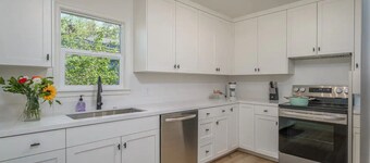 A Modern Minimalist's Dream- near DT, UNR & FWY