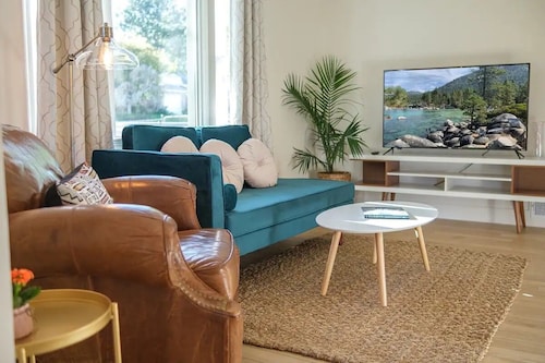 A Modern Minimalist's Dream- near DT, UNR & FWY