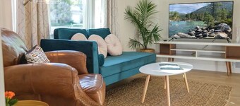 A Modern Minimalist's Dream- near DT, UNR & FWY