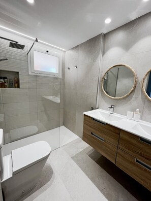 Bathtub, hair dryer, bidet, towels