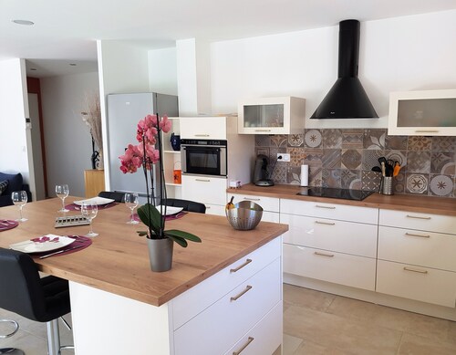 Air-conditioned villa, heated swimming pool, 4-star rated Village near Pézenas