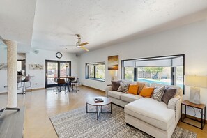 Televisión, chimenea y libros 