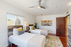 4 habitaciones, tabla de planchar con plancha, internet y ropa de cama 