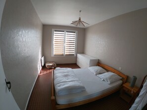 2 chambres, fer et planche Ă repasser