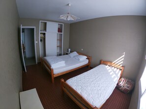 2 chambres, fer et planche à repasser