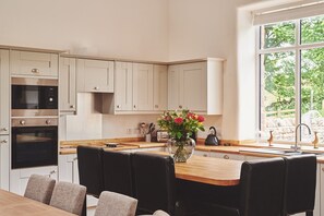 Four à micro-ondes, un four, surface de cuisson, lave-vaisselle