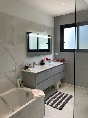 Bathtub, hair dryer, bidet, towels