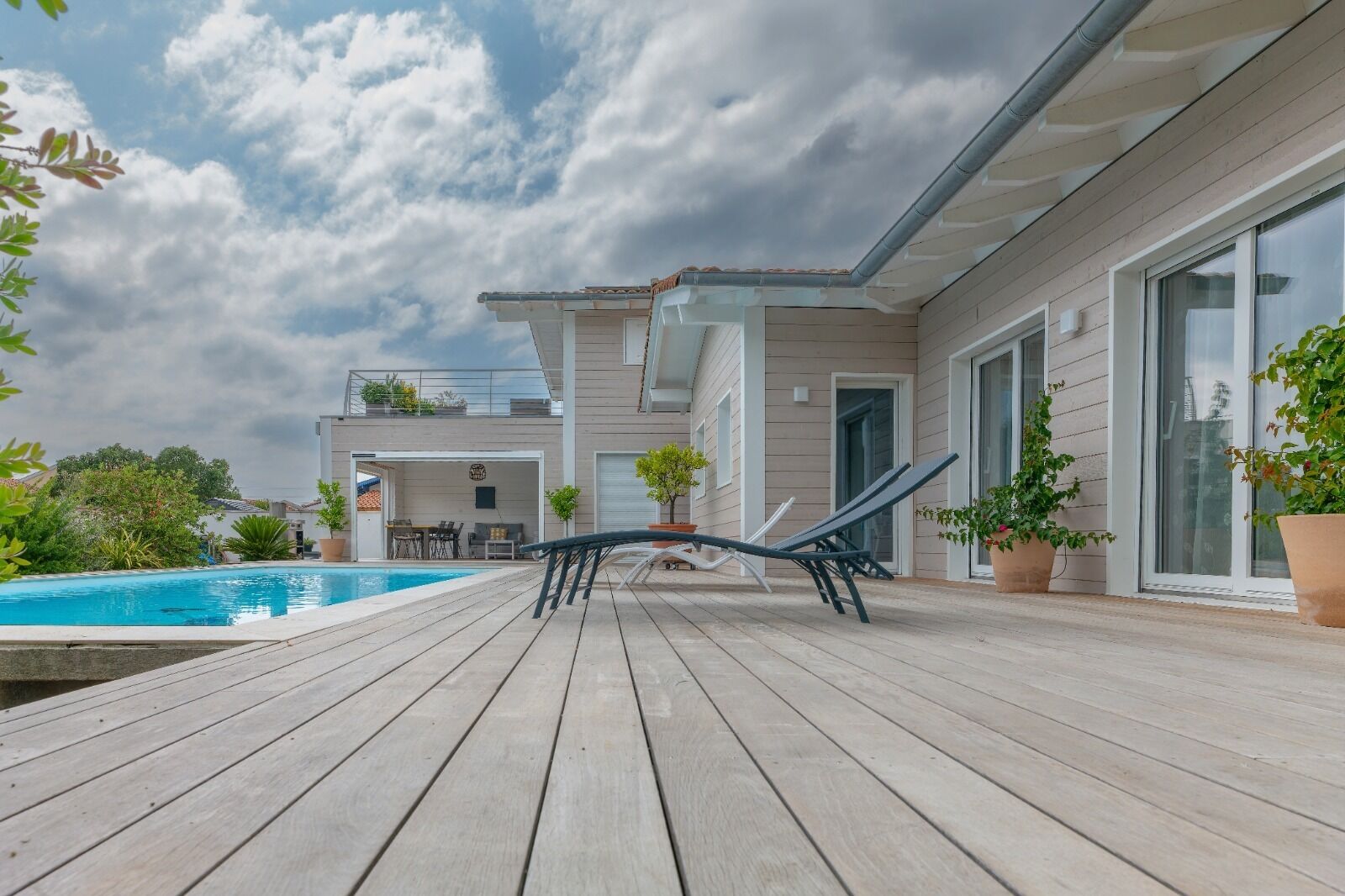 Utendørsbasseng og et oppvarmet basseng