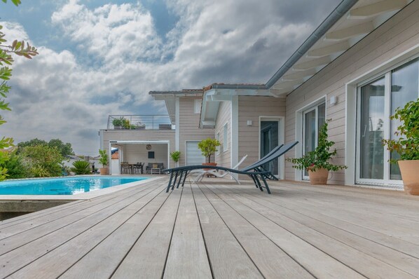 حمّام سباحة خارجي، حمّام سباحة مُدفَّأ