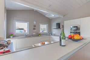 ثلاجة، ميكروويف، فرن، موقد طهي مسطح