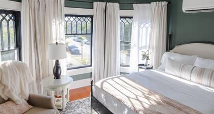 Amazing Victorian 4BR w/Hot Tub 5 Min to Downtown