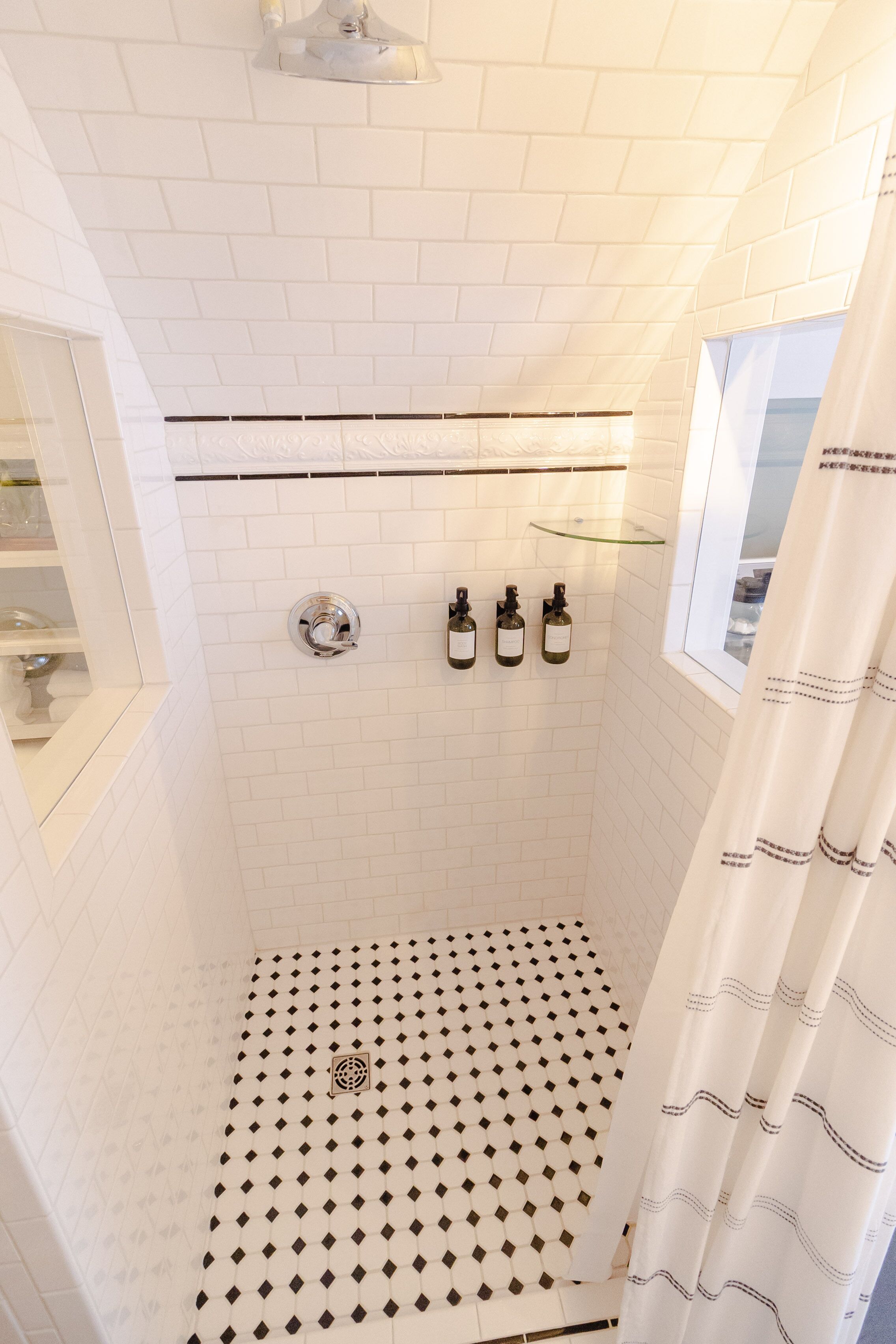 Combined shower/bathtub, hair dryer, towels, soap