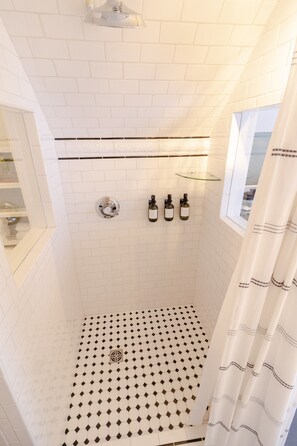 Ensemble douche/baignoire, sèche-cheveux, serviettes fournies, savon