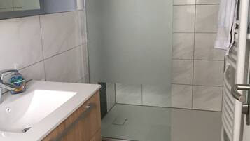 Douche, sĂšche-cheveux, serviettes fournies, papier toilette