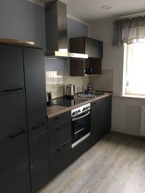 Réfrigérateur, micro-ondes, plaque de cuisson, lave-vaisselle