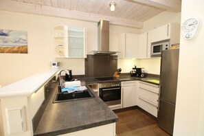 Fridge, microwave, oven, dishwasher - Comfortable 5-star vacation home with approx. 55 sqm living space on the first floor (Wyk auf Föhr)