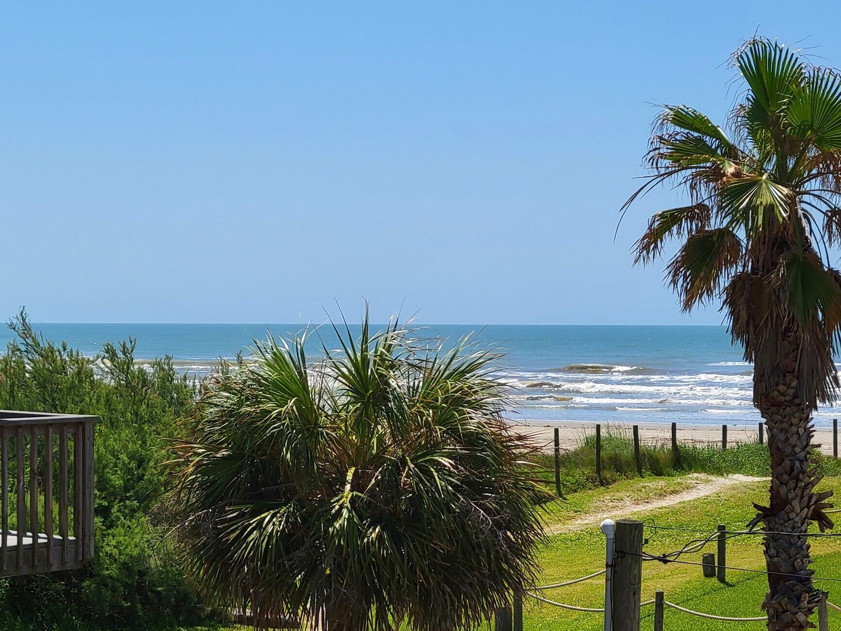 2nd Row Beach Home, Ocean Views, Old School Vibes - 1 min walk to Sunny Beach!