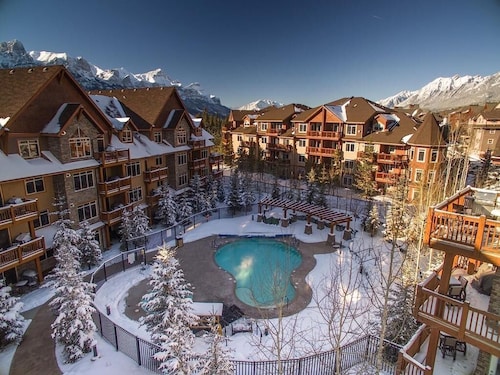 Beautiful one-bedroom luxury hotel suite in Canmore near Banff National Park 