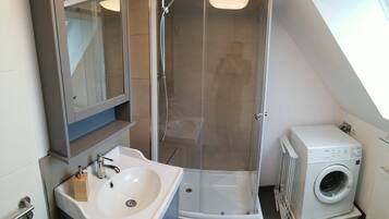Dusche, Haartrockner, Handtücher, Seife