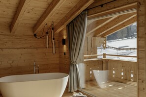 Shower, hair dryer, towels, soap - Stylish chalet with private sauna, terrace and outdoor shower (Reith im Alpbachtal)