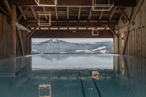 Stylish chalet with private sauna, terrace and outdoor shower