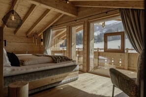 3 chambres, coffres-forts dans les chambres, bureau, lit parapluie