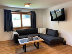 Een televisie en een open haard