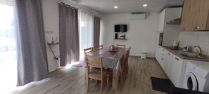 Een koelkast, een magnetron, een oven, een kookplaat