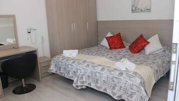 3 dormitorios, escritorio, tabla de planchar con plancha y cuna de viaje