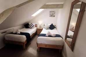 2 bedrooms, iron/ironing board, free WiFi, bed sheets