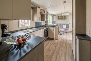 Fridge, microwave, oven, stovetop - Luxury chalet with garden in quiet location in Renesse (Renesse)