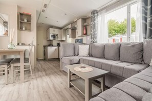 Smart TV, fireplace, table tennis
