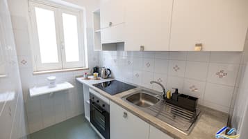 Fridge, oven, stovetop, coffee/tea maker