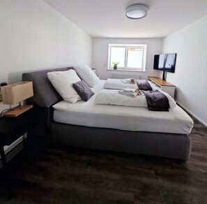 2 bedrooms, iron/ironing board, free WiFi, bed sheets - Gemütliche, Große, Zentrale Ferienwohnung im Ortskern (Wiehl)