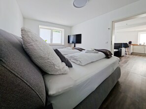 2 bedrooms, iron/ironing board, free WiFi, bed sheets