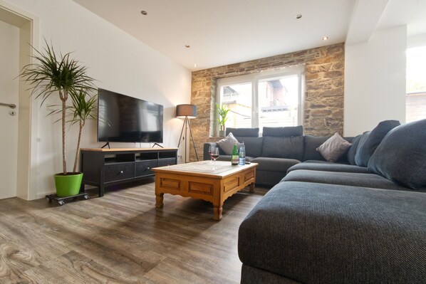 Smart TV - Gemütliche, Große, Zentrale Ferienwohnung im Ortskern (Wiehl)