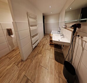 Bathtub, hair dryer, towels, toilet paper - Gemütliche, Große, Zentrale Ferienwohnung im Ortskern (Wiehl)
