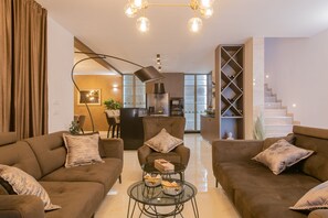 Smart TV, fireplace, DVD player
