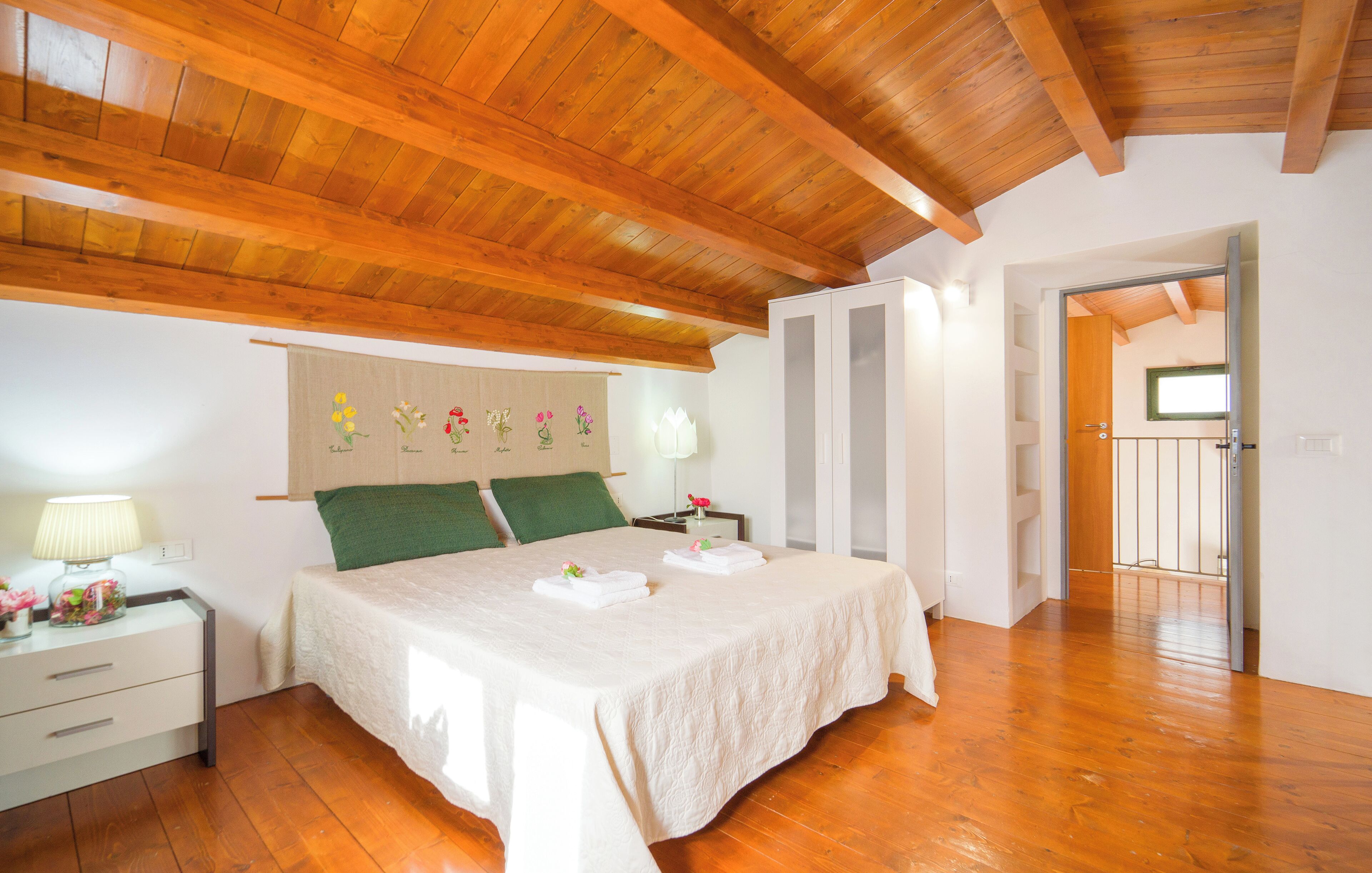 1 slaapkamer, een bureau, een strijkplank/strijkijzer, wifi